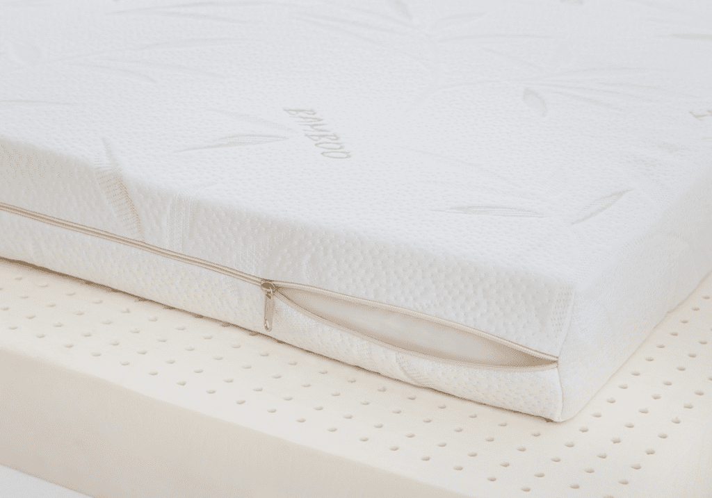 Inside Heveya® comfort: Close-up view of a Heveya® cot mattress zipper, revealing the natural latex core."