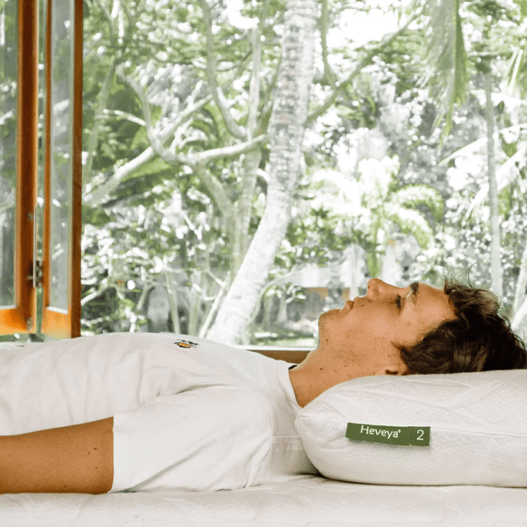 Man experiences a restful sleep on his back with the Heveya Pillow 2. This thicker organic latex pillow offers optimal comfort for side and back sleepers.
