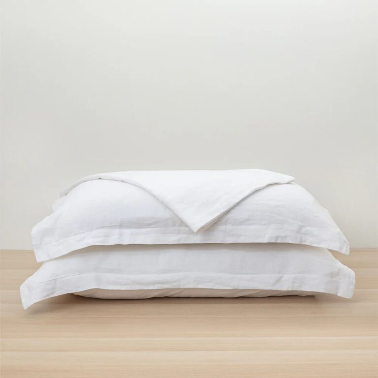 Image of the complete linen flat sheet set in white