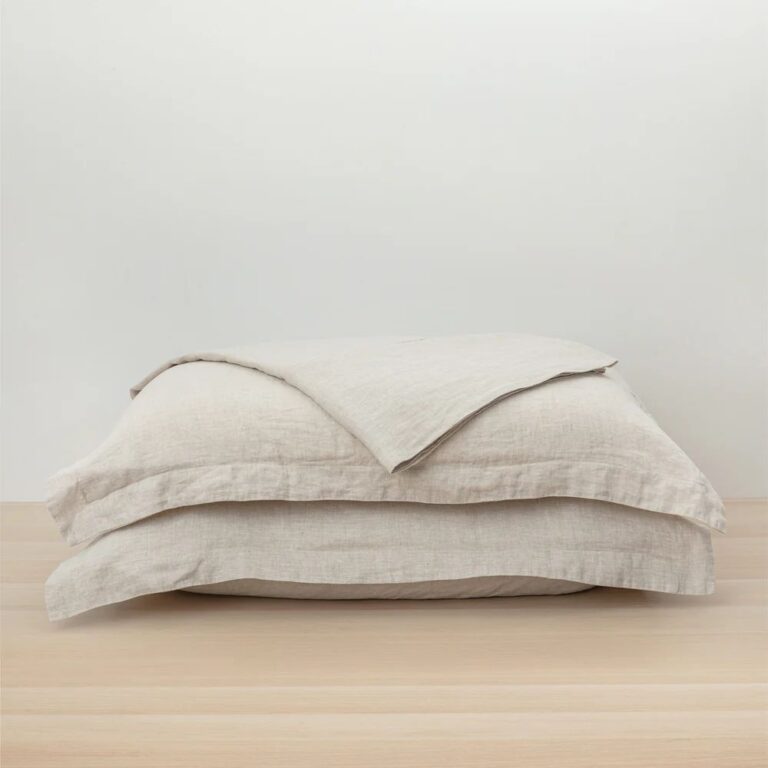 Image of the complete linen flat sheet set in natural